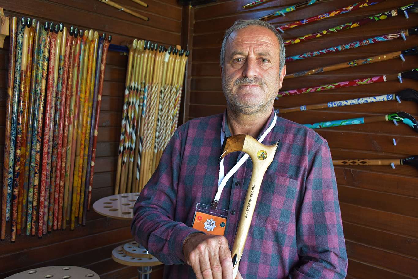 Cumhurbaşkanına takdim etmek için Sultan Alparslan işlemeli baston yaptı Cumhurbaşkanına takdim etmek için Sultan Alparslan işlemeli baston yaptı